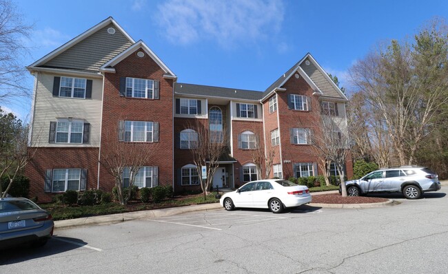 6901 Hanesbrook Cir in Clemmons, NC - Building Photo - Building Photo