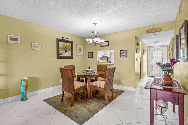 3551 Inverrary Dr in Lauderhill, FL - Building Photo - Building Photo