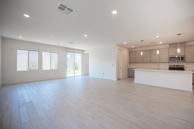 8665 Edmond St in Las Vegas, NV - Building Photo - Building Photo