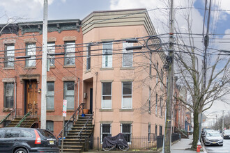 389 York St in Jersey City, NJ - Building Photo - Building Photo