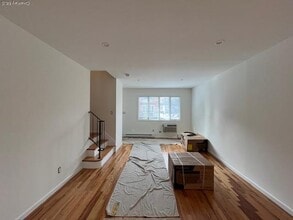 141 Manorhaven Blvd in Port Washington, NY - Building Photo - Building Photo