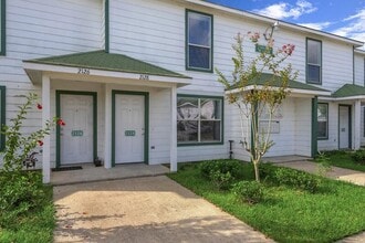 2117 Saint Lucia Calle in Dickinson, TX - Building Photo - Building Photo