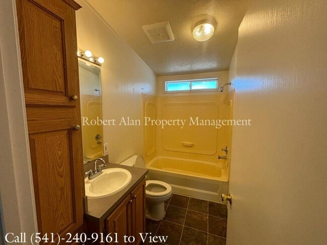 3424 NE Riverside Ave in Pendleton, OR - Building Photo - Building Photo