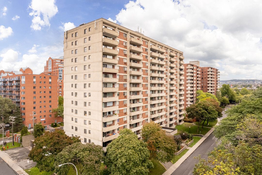 Chateau Doral in Montréal, QC - Building Photo