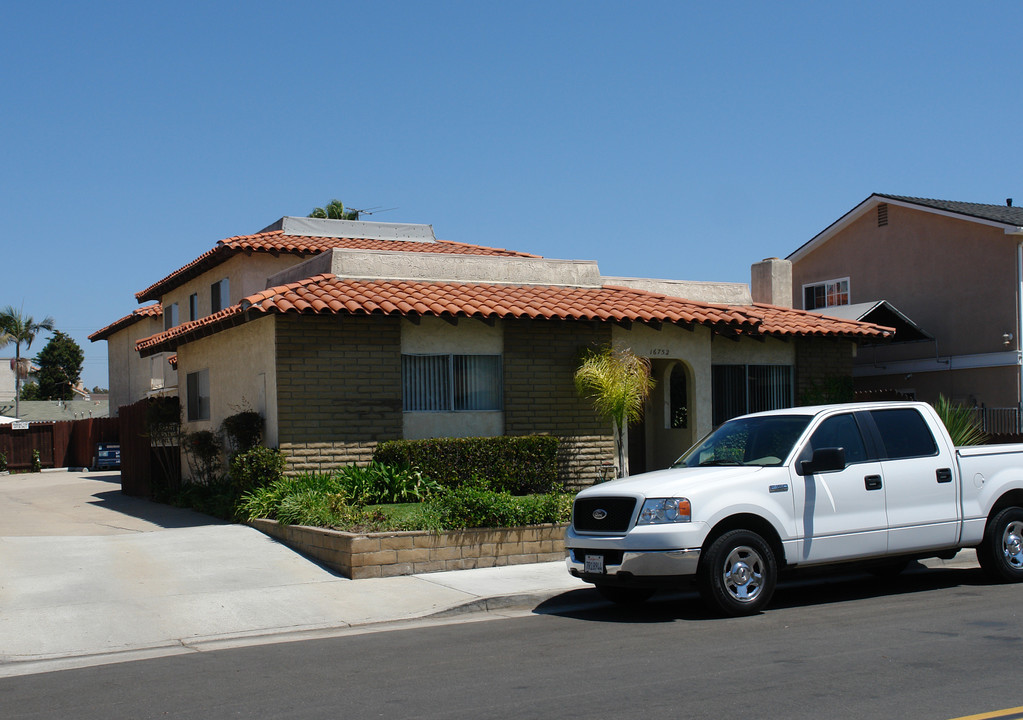 16752 Lynn St in Huntington Beach, CA - Building Photo