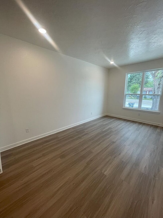 1612 W 5th St in Caldwell, TX - Building Photo - Building Photo