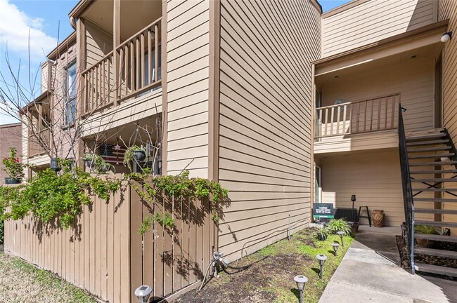 16111 Aspenglenn Dr-Unit -204 in Houston, TX - Building Photo - Building Photo