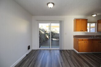 6237-6239 SE Fern Ave, Unit 6237 in Portland, OR - Building Photo - Building Photo