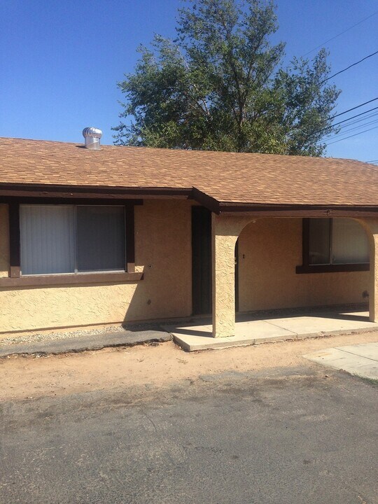16465 Smoke Tree St in Hesperia, CA - Building Photo