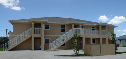 Santa Barbara Commons in Cape Coral, FL - Building Photo - Building Photo