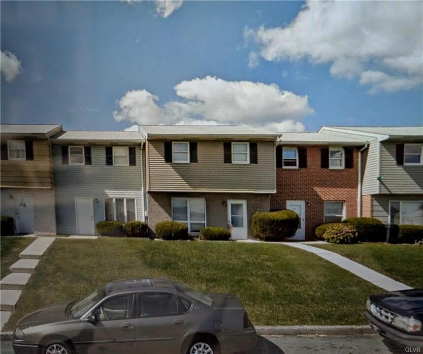 107 E Hillcrest Ln in Slatington, PA - Building Photo