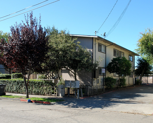 2821 Apple Valley Ln in Santa Rosa, CA - Building Photo - Building Photo