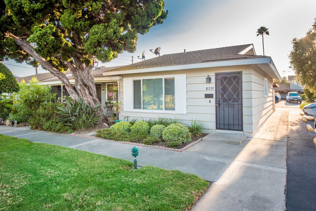 10230 Ascot Cir in Huntington Beach, CA - Building Photo