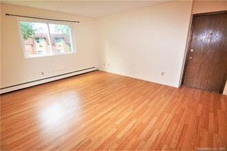 185 Scott Rd-Unit -3-D in Waterbury, CT - Building Photo - Building Photo