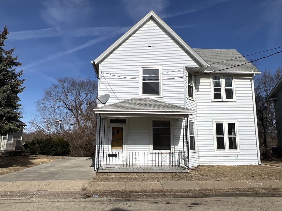 451 W 16th St in Dubuque, IA - Foto de edificio