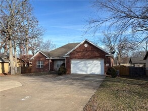 4303 W Olive St in Rogers, AR - Building Photo - Building Photo