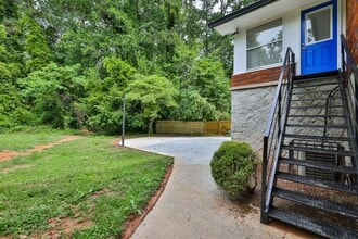 2239 Fairburn Rd SW in Atlanta, GA - Foto de edificio - Building Photo