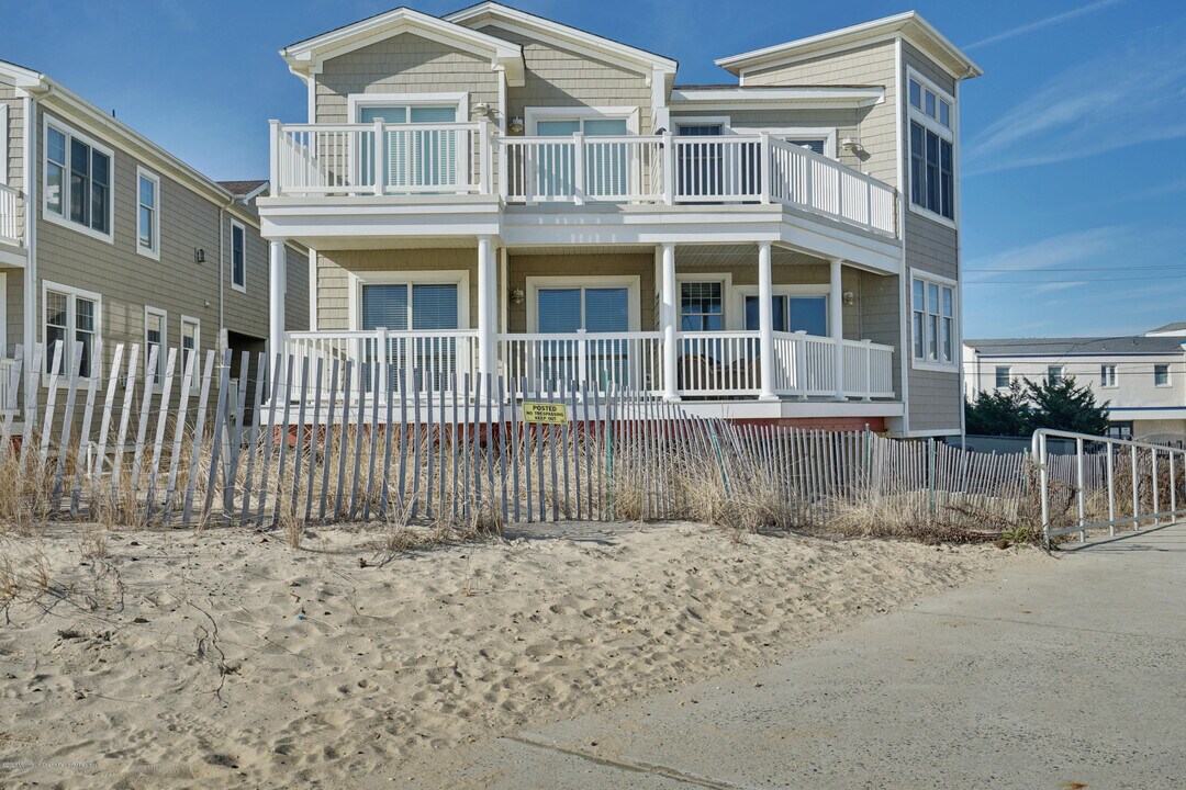 209 Beach Front in Manasquan, NJ - Building Photo
