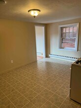 33 W Main St, Unit 3 in Plainville, CT - Foto de edificio - Building Photo