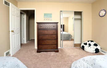 Four Seasons Apartments and Townhomes in Austintown, OH - Building Photo - Interior Photo