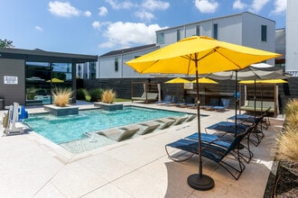 The Collection Townhomes in Dallas, TX - Foto de edificio - Building Photo