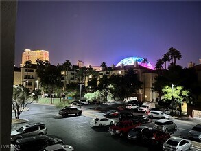 220 E Flamingo Rd in Las Vegas, NV - Foto de edificio - Building Photo