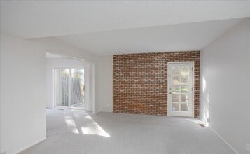 15945 Gold Cir in Omaha, NE - Building Photo - Building Photo