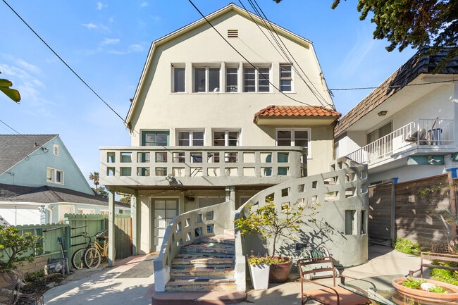 9 Sunset Ave, Unit Mid