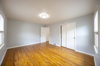 2416 Warrensville Center Rd in University Heights, OH - Building Photo - Building Photo