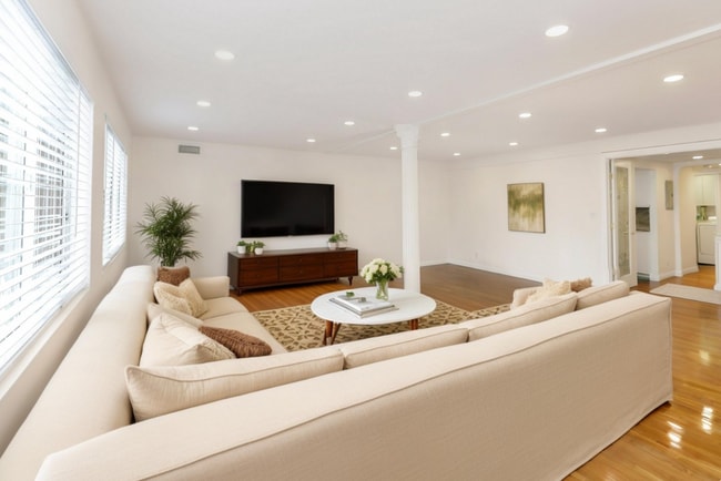 property at 1610 N Hoover St