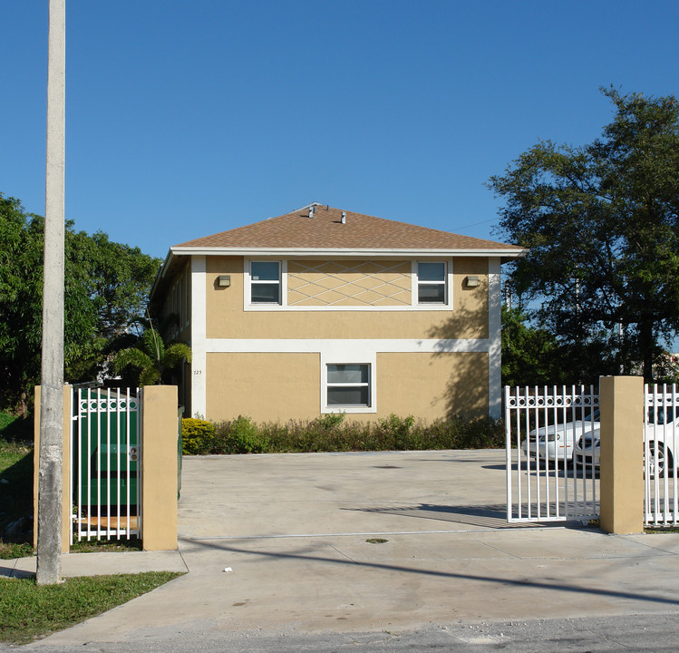 725 NW 70th St in Miami, FL - Foto de edificio