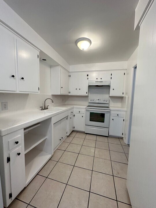3920-3932 Christmas Tree Ln in Bakersfield, CA - Building Photo