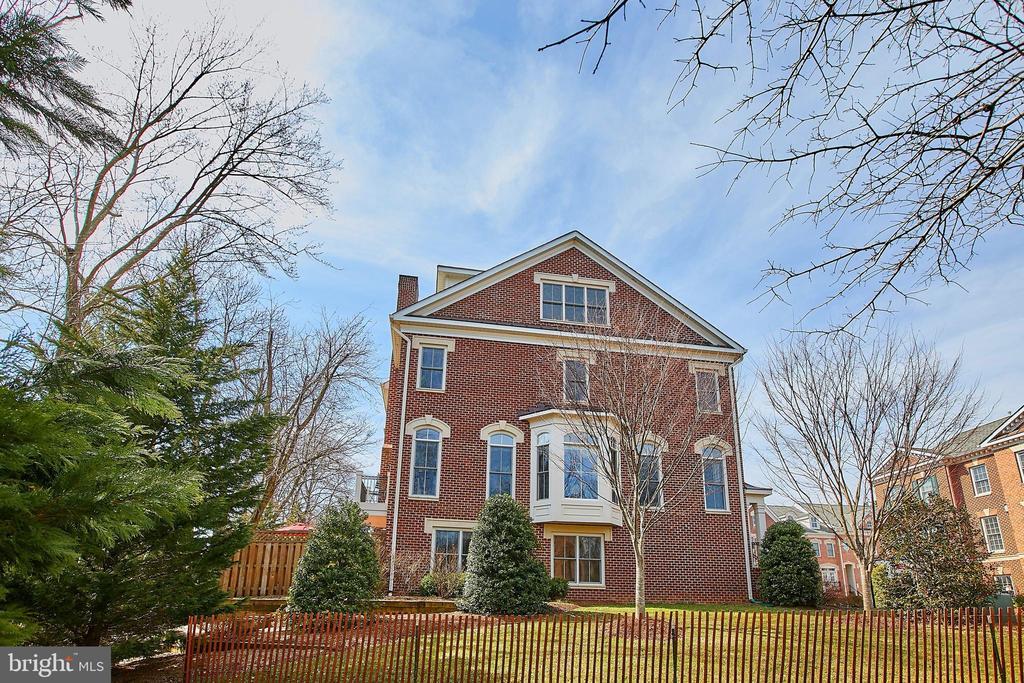 7023 Little Leaf Linden Ln in McLean, VA - Building Photo