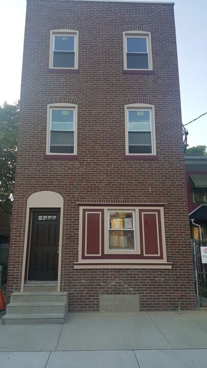 5037 Florence Ave in Philadelphia, PA - Building Photo