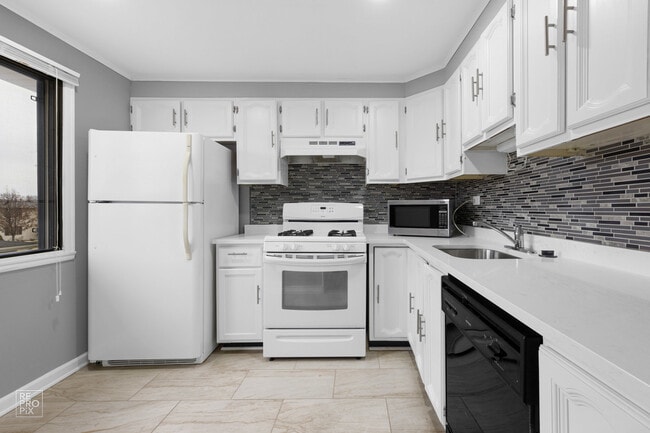 115 Millbrook Ln in Schaumburg, IL - Building Photo - Building Photo