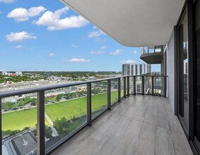 121 NE 34th St, Unit 1501 in Miami, FL - Foto de edificio - Building Photo