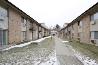 Riverside Apartments in Rockford, IL - Building Photo - Building Photo