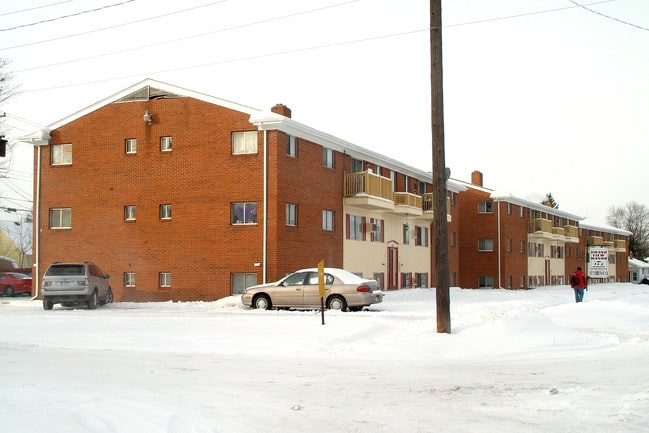 2210 Robert T Longway Blvd in Flint, MI - Building Photo - Building Photo