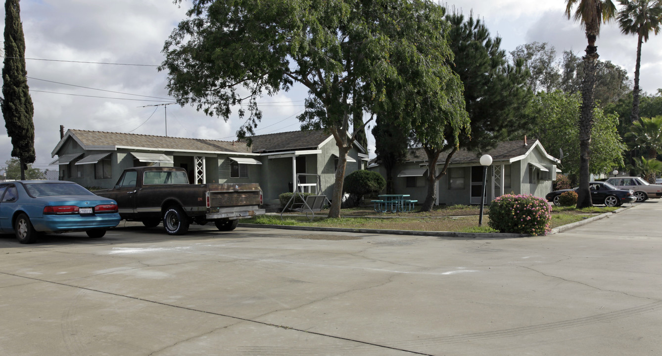 10201-10221 Almond Ave in Fontana, CA - Building Photo