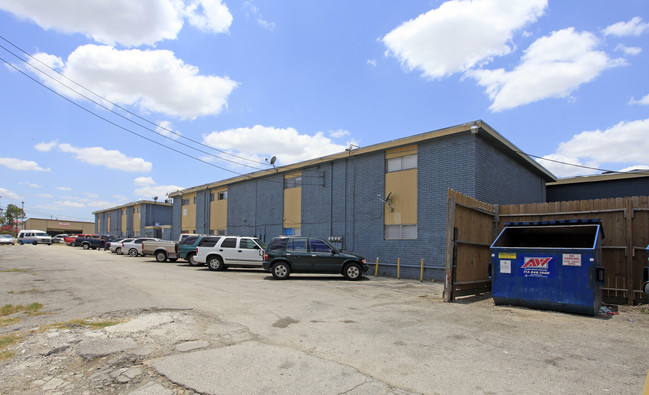 East Hampton Apartments in Houston, TX - Building Photo - Building Photo