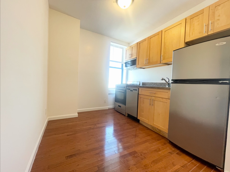 3220 35th St, Unit 2 in Astoria, NY - Building Photo