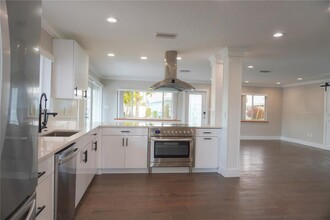 15865 Redington Dr in Redington Beach, FL - Foto de edificio - Building Photo