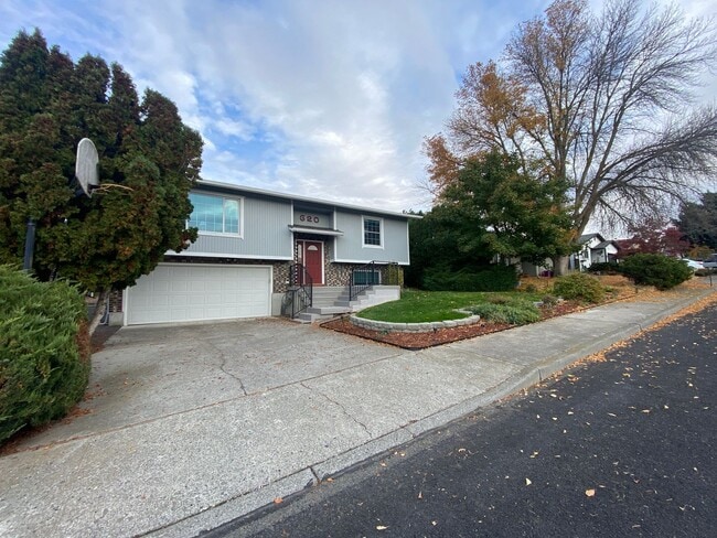 620 Sherman Dr in The Dalles, OR - Building Photo - Building Photo