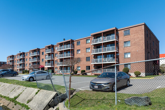 Dartmouth House Condominiums in Revere, MA - Foto de edificio - Building Photo