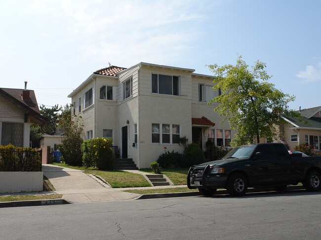 825 N Hobart Blvd in Los Angeles, CA - Foto de edificio - Building Photo