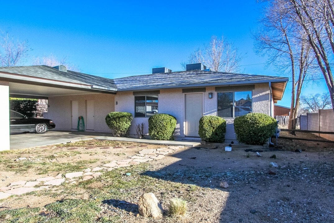 8040 E Lakeshore Dr in Prescott Valley, AZ - Building Photo