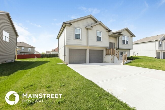 1015 Clayton Dr in Raymore, MO - Building Photo - Building Photo