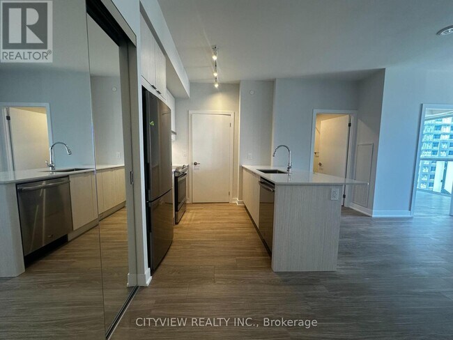 430-2430 Square One Dr in Mississauga, ON - Building Photo - Building Photo