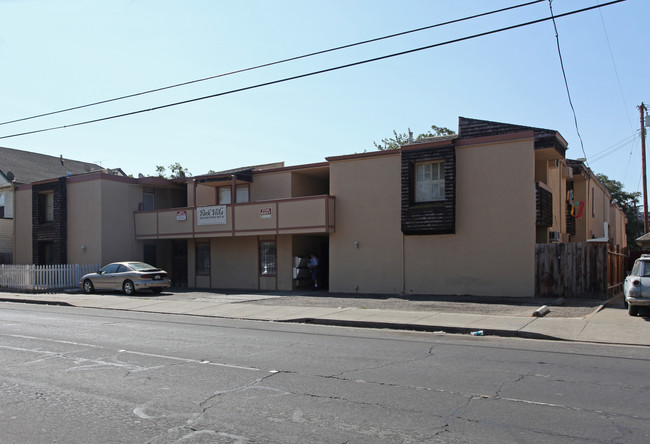 Park Villa Apartments in Stockton, CA - Building Photo - Building Photo