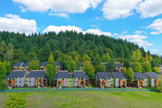 Squires Court Apartments in Clackamas, OR - Building Photo - Building Photo